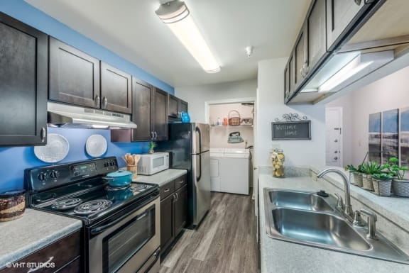 Fully Equipped Kitchen with Breakfast Bar at Brittany Commons Apartments, Spotsylvania, VA, 22553